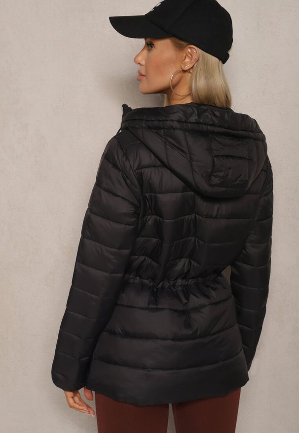 Renee - Czarna Kurtka z Kapturem Ozdobiona Pikowaniem i Sznurkami Zaimara. Typ kołnierza: kaptur. Kolor: czarny. Materiał: jeans. Wzór: aplikacja. Styl: elegancki