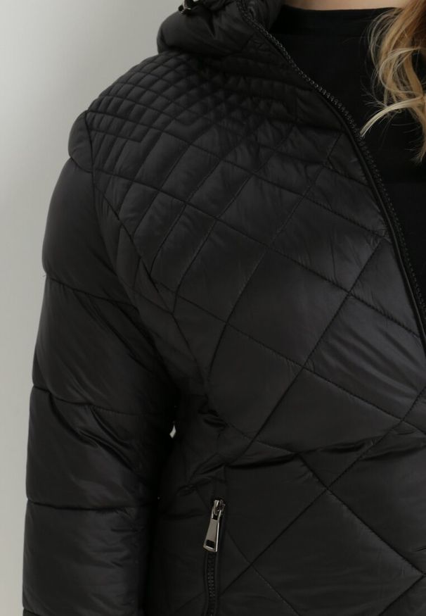 Born2be - Czarna Kurtka Długa Pikowana z Kapturem Conn. Typ kołnierza: kaptur. Kolor: czarny. Długość: długie