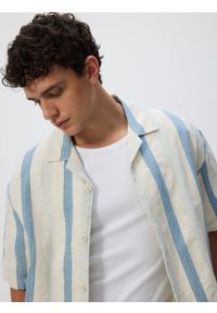 Reserved - Koszula comfort fit - jasnoniebieski. Kolor: niebieski. Materiał: bawełna, tkanina