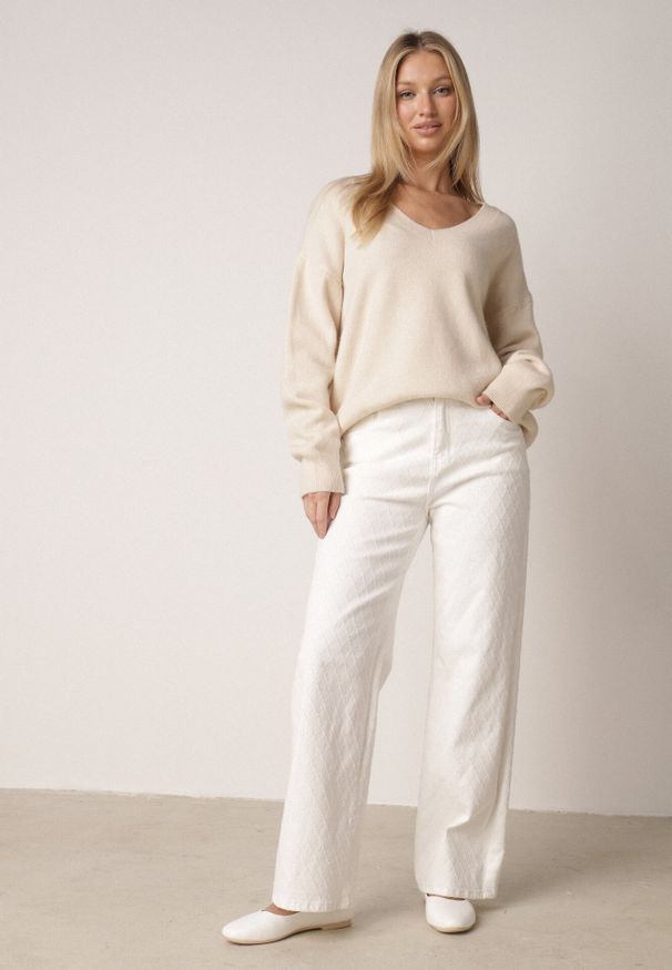 Born2be - Białe Szerokie Jeansy z Bawełną Zdobione Przeszyciami w Romby Biretha. Stan: podwyższony. Kolor: biały. Wzór: aplikacja. Styl: elegancki, klasyczny