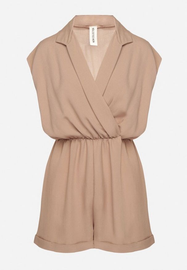 Born2be - Ciemnobeżowy Kombinezon z Krótkimi Nogawkami i Kopertowym Dekoltem z Wiskozy Polisse. Kolor: brązowy. Materiał: wiskoza. Długość: krótkie. Sezon: wiosna, lato