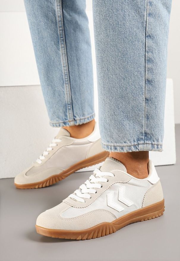 Renee - Beżowe Sneakersy Typu Kultowe Tenisówki Zdobione Przeszyciami Naporae. Okazja: na co dzień. Kolor: beżowy. Materiał: jeans. Szerokość cholewki: normalna. Wzór: aplikacja. Obcas: na płaskiej podeszwie
