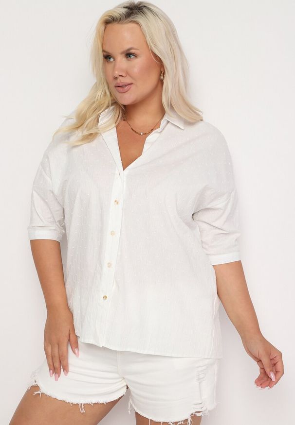 Born2be - Biała Bawełniana Koszula z Krótkim Rękawem Tinalyni. Okazja: na spotkanie biznesowe, do pracy. Kolekcja: plus size. Kolor: biały. Materiał: bawełna. Długość rękawa: krótki rękaw. Długość: krótkie. Styl: biznesowy, klasyczny, elegancki
