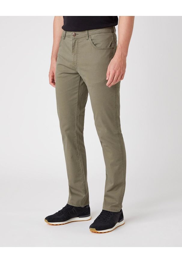 Wrangler - WRANGLER TEXAS SLIM MĘSKIE SPODNIE MATERIAŁOWE DUSTY OLIVE W12SWA275 112126533. Materiał: materiał
