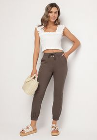 Born2be - Brązowe Spodnie Dresowe z Wysokim Stanem i Wiązaniem Elliene. Okazja: na co dzień. Stan: podwyższony. Kolor: brązowy. Materiał: dresówka. Styl: casual #3