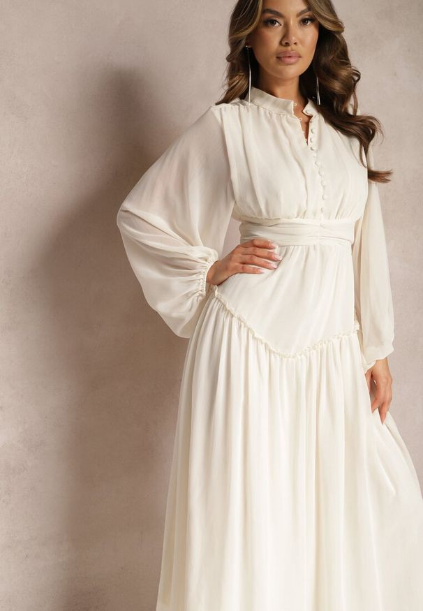 Renee - Jasnobeżowa Elegancka Sukienka w Stylu Vintage z Powlekanymi Guzikami i Marszczeniami Lefandia. Typ kołnierza: kołnierzyk stójkowy. Kolor: beżowy. Styl: vintage, elegancki
