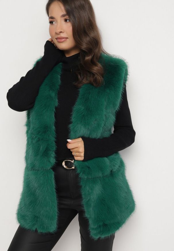 Born2be - Zielona Kamizelka z Futerka Ozdobiona Wstawkami z Ekoskóry Robenissa. Kolor: zielony. Materiał: futro. Wzór: aplikacja