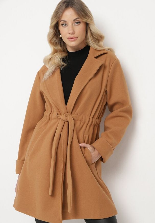 Born2be - Brązowy Płaszcz o Szlafrokowym Kroju z Marszczeniem w Talii i Wiązanym Paskiem Sartissa. Okazja: na co dzień. Kolor: brązowy. Materiał: jeans. Długość rękawa: długi rękaw. Długość: długie. Styl: casual, elegancki, klasyczny