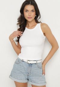 Born2be - Biały Bawełniany Top z Prążkowanego Materiału Tilzedi. Okazja: na co dzień. Kolor: biały. Materiał: prążkowany, bawełna, materiał. Sezon: zima. Styl: casual, klasyczny #4
