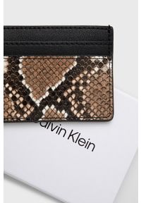 Calvin Klein etui na karty damski kolor brązowy. Kolor: brązowy. Materiał: materiał