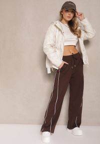 Renee - Biała Kurtka z Kapturem Sznurkami i Ozdobnymi Przeszyciami Karedia. Okazja: na co dzień. Typ kołnierza: kaptur. Kolor: biały. Materiał: jeans. Styl: sportowy, casual