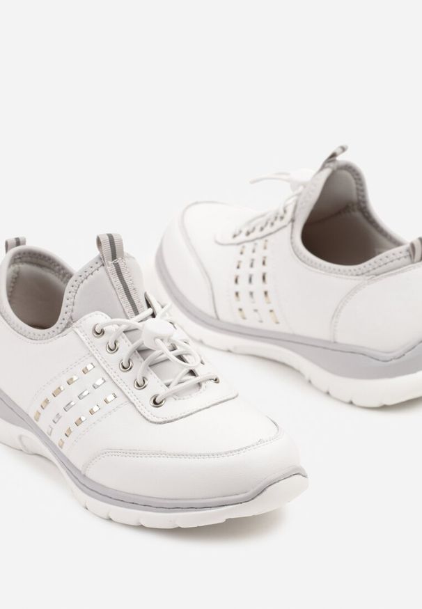 Born2be - Białe Sneakersy ze Skóry Naturalnej z Metalicznym Zdobieniem Anovis. Okazja: na co dzień. Zapięcie: bez zapięcia. Kolor: biały. Materiał: skóra. Wzór: aplikacja. Obcas: na płaskiej podeszwie