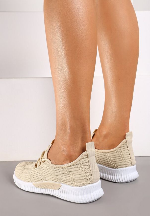 Born2be - Beżowe Buty Sportowe Westtide. Nosek buta: okrągły. Zapięcie: bez zapięcia. Kolor: beżowy. Materiał: materiał. Szerokość cholewki: normalna. Wzór: aplikacja