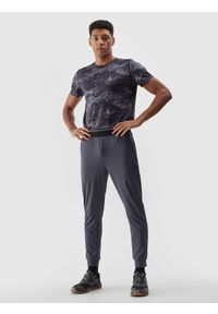 4f - Spodnie treningowe szybkoschnące męskie - szare. Kolor: szary. Materiał: dzianina, włókno, materiał, elastan, skóra, syntetyk. Wzór: jednolity, ze splotem. Sport: fitness