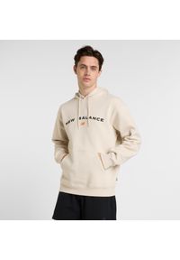 Bluza męska New Balance MT51516TWF – beżowa. Typ kołnierza: kaptur. Kolor: beżowy. Materiał: bawełna, poliester, materiał, dresówka. Wzór: aplikacja, napisy