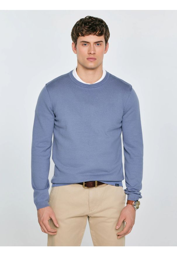 Big-Star - Sweter męski bawełniany niebieski Simoner 402. Okazja: na co dzień, do pracy. Kolor: niebieski. Materiał: bawełna. Długość rękawa: długi rękaw. Długość: długie. Wzór: gładki, aplikacja, ze splotem. Sezon: zima, jesień. Styl: casual, elegancki, klasyczny