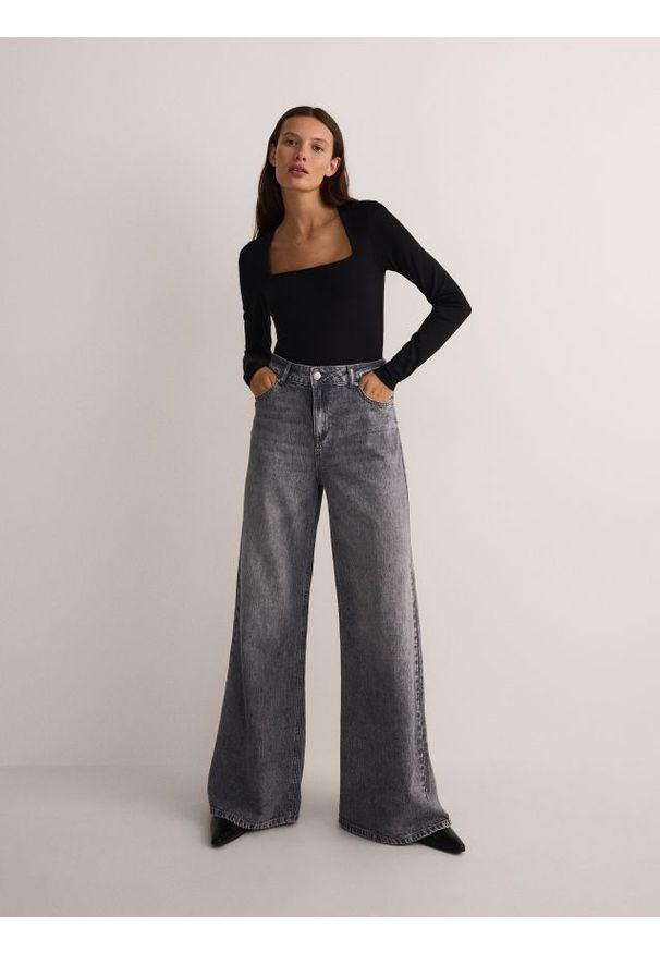 Reserved - Body z dekoltem karo - czarny. Typ kołnierza: dekolt w karo. Kolor: czarny. Materiał: dzianina. Wzór: gładki