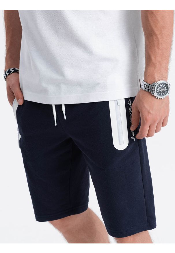 Ombre Clothing - Krótkie spodenki męskie dresowe - granatowe V4 - Rozmiar: L. Okazja: na co dzień. Kolor: niebieski. Materiał: dresówka. Długość: krótkie. Wzór: nadruk. Sezon: lato, wiosna. Styl: casual, klasyczny