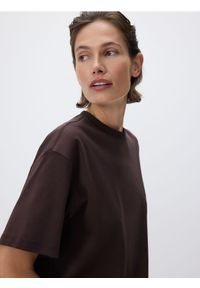 Reserved - T-shirt oversize z merceryzowanej bawełny - ciemnobrązowy. Kolor: brązowy. Materiał: bawełna
