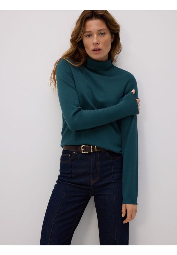 Reserved - Golf z wiskozą - morski. Typ kołnierza: golf. Kolor: morski. Materiał: wiskoza