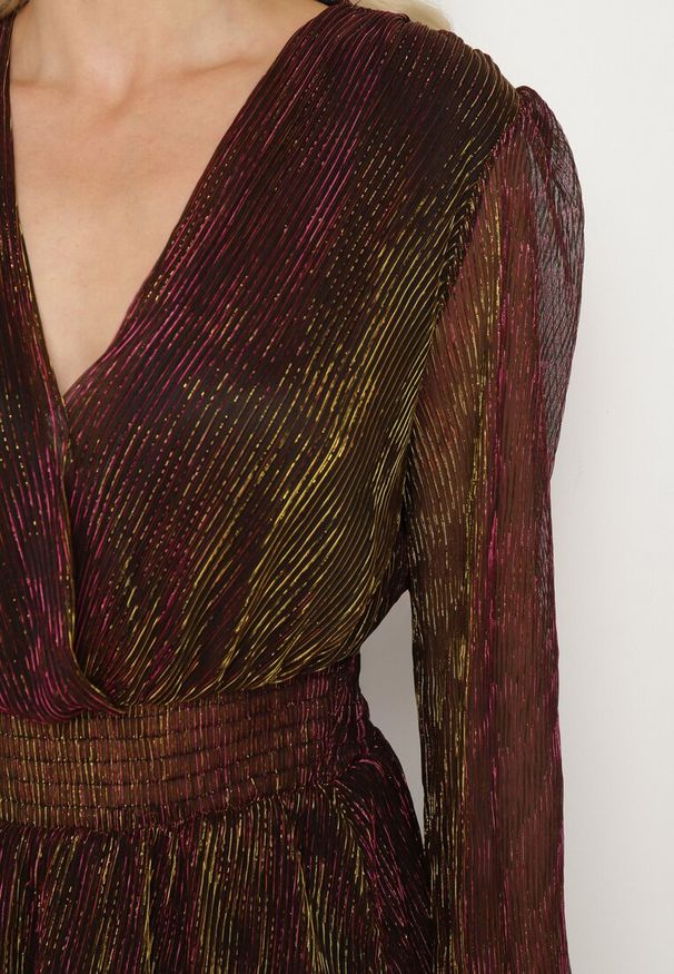 Born2be - Bordowa Sukienka Błyszcząca z Falbanami i Gumką w Pasie Limite. Okazja: na spacer, na co dzień, na spotkanie biznesowe. Typ kołnierza: dekolt kopertowy, dekolt w kształcie V. Kolor: czerwony. Wzór: aplikacja. Typ sukienki: kopertowe. Styl: casual, biznesowy