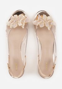 Renee - Szampańskie Transparentne Sandały VICES na Słupku Ozdobione Cyrkoniami i Kwiatem 3D Lagumare. Zapięcie: pasek. Kolor: złoty. Materiał: satyna. Wzór: kwiaty, aplikacja. Obcas: na słupku. Styl: glamour #4