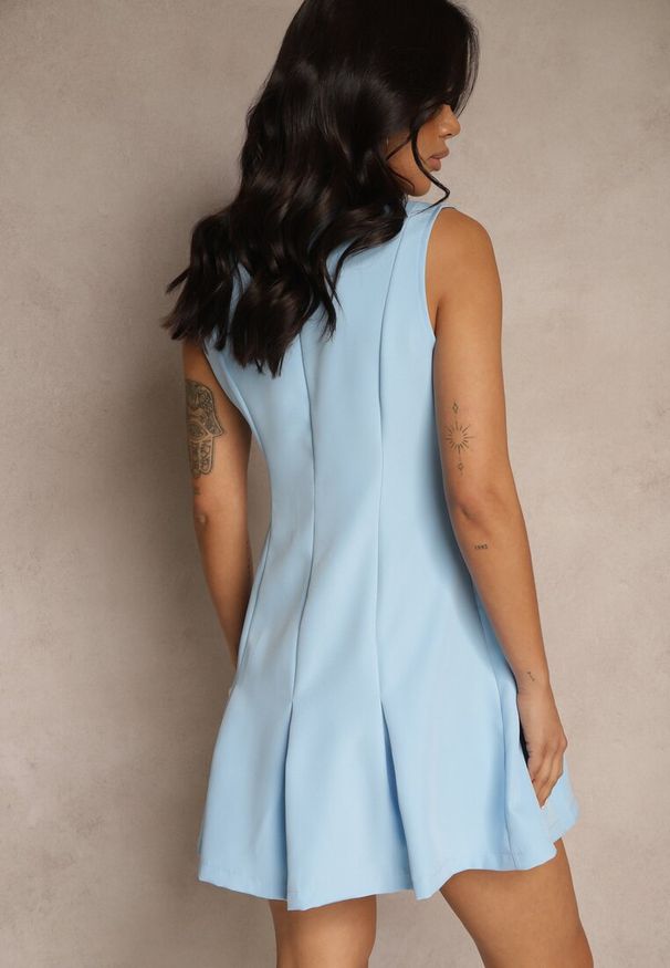 Renee - Jasnoniebieska Sukienka Koszulowa Ozdobiona Guzikami Rediure. Okazja: na co dzień. Kolor: niebieski. Wzór: aplikacja. Typ sukienki: koszulowe. Styl: klasyczny, casual, elegancki