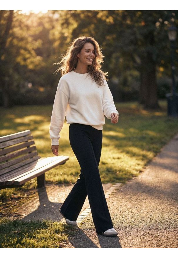 Sinsay - Dzianinowe spodnie flare z przeszyciami - czarny. Kolor: czarny. Materiał: dzianina