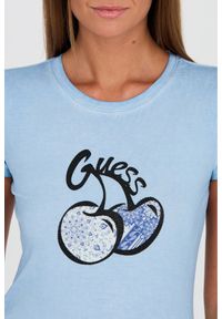 Guess - GUESS Niebieski t-shirt z printem i cyrkoniami. Kolor: niebieski. Wzór: nadruk #2