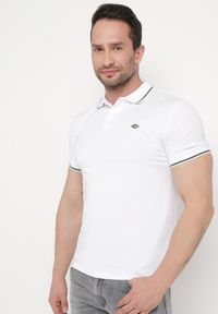 Born2be - Biała Bawełniana Koszulka Polo z Krótkim Rękawem i Kołnierzykiem Ozdobiona Paskami Vinneli. Okazja: na spotkanie biznesowe. Typ kołnierza: polo. Kolor: biały. Materiał: bawełna. Długość rękawa: krótki rękaw. Długość: krótkie. Wzór: aplikacja. Styl: klasyczny, biznesowy, sportowy, elegancki