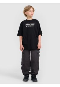 4f - 4F T-shirt oversize z nadrukiem chłopięcy - czarny 128 (7-8 lat). Okazja: na co dzień. Kolor: czarny. Materiał: bawełna, jersey, materiał, dzianina. Wzór: nadruk. Sezon: lato. Styl: klasyczny, sportowy, casual