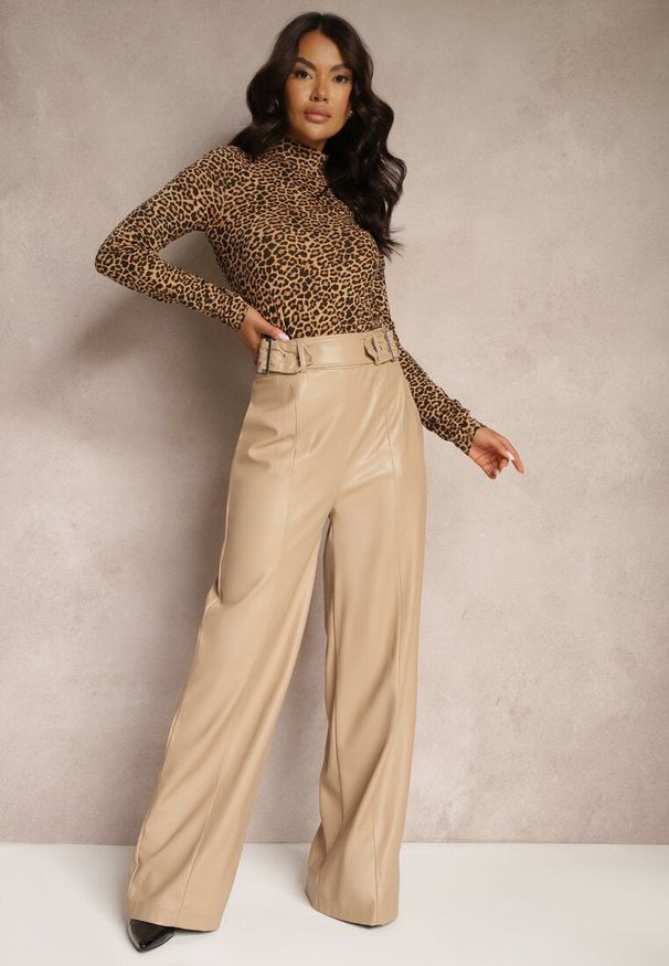 Renee - Beżowe Spodnie z Imitacji Skóry o Szerokim Kroju High Waist Ozdobione Paskiem Lobette. Okazja: na co dzień. Stan: podwyższony. Kolor: beżowy. Materiał: skóra. Wzór: aplikacja. Styl: wizytowy, casual, elegancki