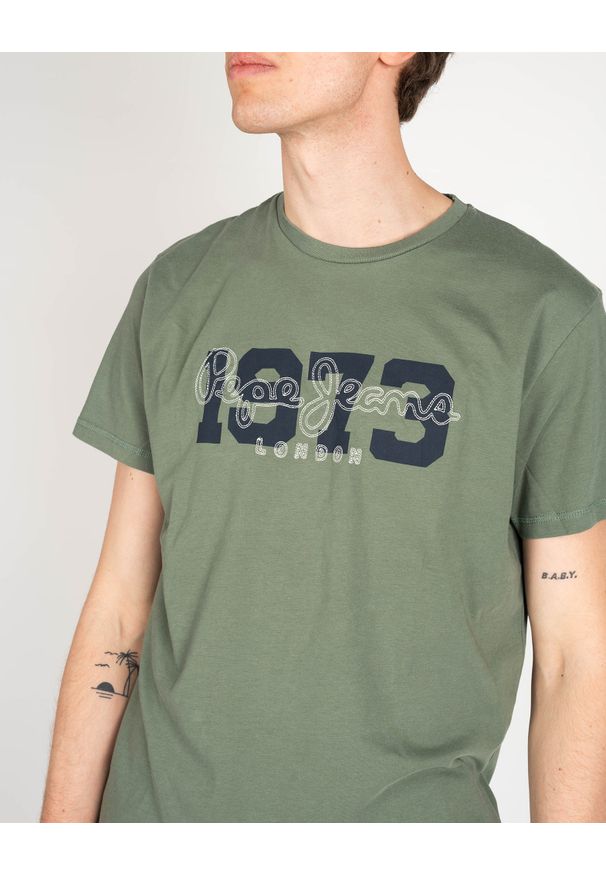 Pepe Jeans T-shirt "Andres" | PM507727 | Andres | Mężczyzna | Zielony. Kolor: zielony. Materiał: bawełna. Wzór: aplikacja, haft, nadruk