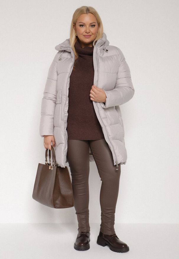 Born2be - Jasnoszara Długa Pikowana Kurtka z Nieodpinanym Kapturem Mevessia. Okazja: na co dzień. Kolor: szary. Materiał: jeans. Długość: długie. Styl: casual, elegancki, klasyczny