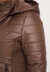 Born2be - Brązowa Pikowana Kurtka z Opinanym Kapturem i Wstawkami z Gumek Terilinde. Okazja: na spacer. Kolekcja: plus size. Kolor: brązowy. Materiał: jeans #4