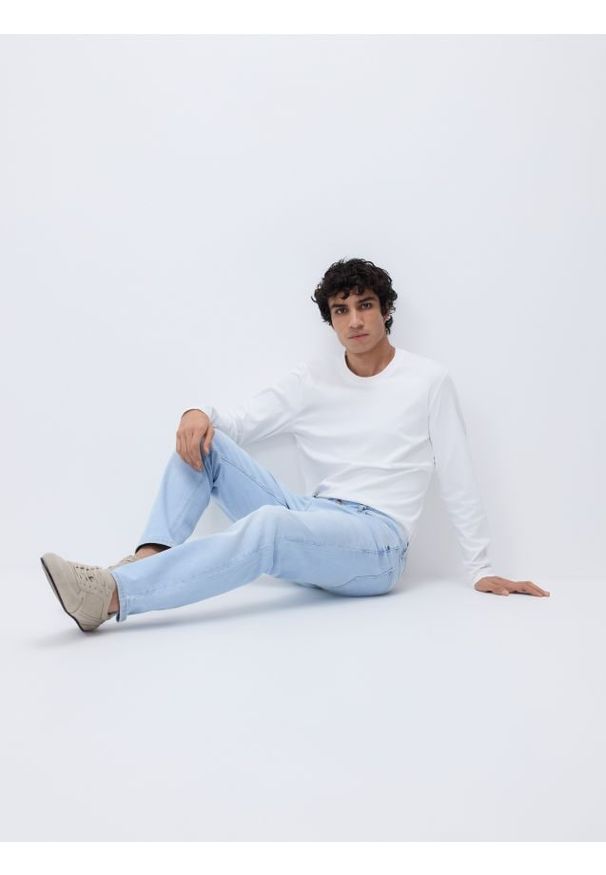 Reserved - Jeansy slim z efektem sprania - niebieski. Kolor: niebieski