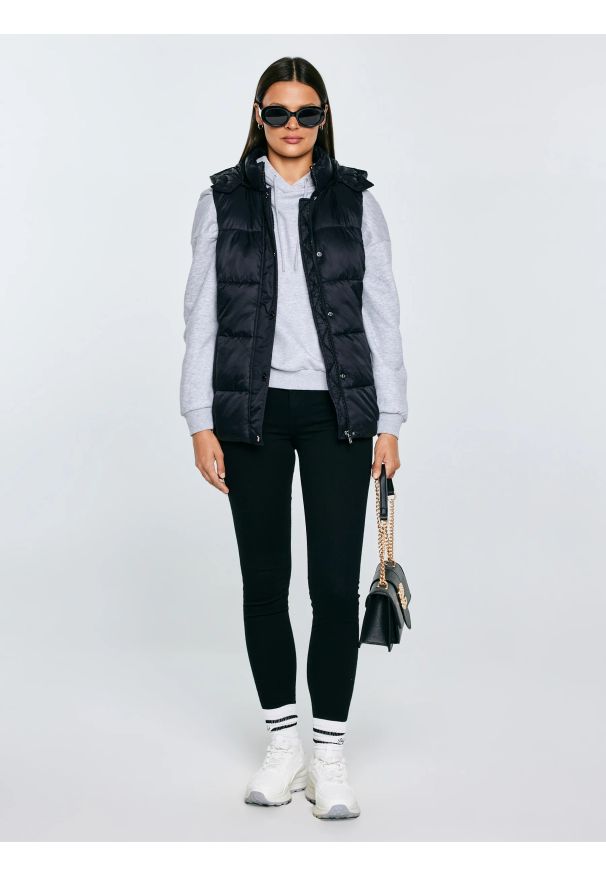 Big-Star - Kamizelka damska pikowana czarna Pixana 906. Kolor: czarny. Materiał: jeans. Długość: krótkie. Wzór: kolorowy. Sezon: jesień. Styl: elegancki, sportowy, klasyczny