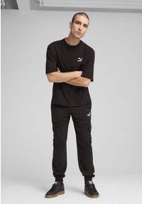 Puma - Męskie bojówki z Essentials z logo No. 1 PUMA Black. Kolor: czarny. Materiał: dresówka. Wzór: haft