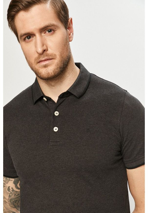 Jack & Jones - Polo. Okazja: na co dzień. Typ kołnierza: polo. Kolor: szary. Materiał: dzianina. Długość: krótkie. Styl: casual