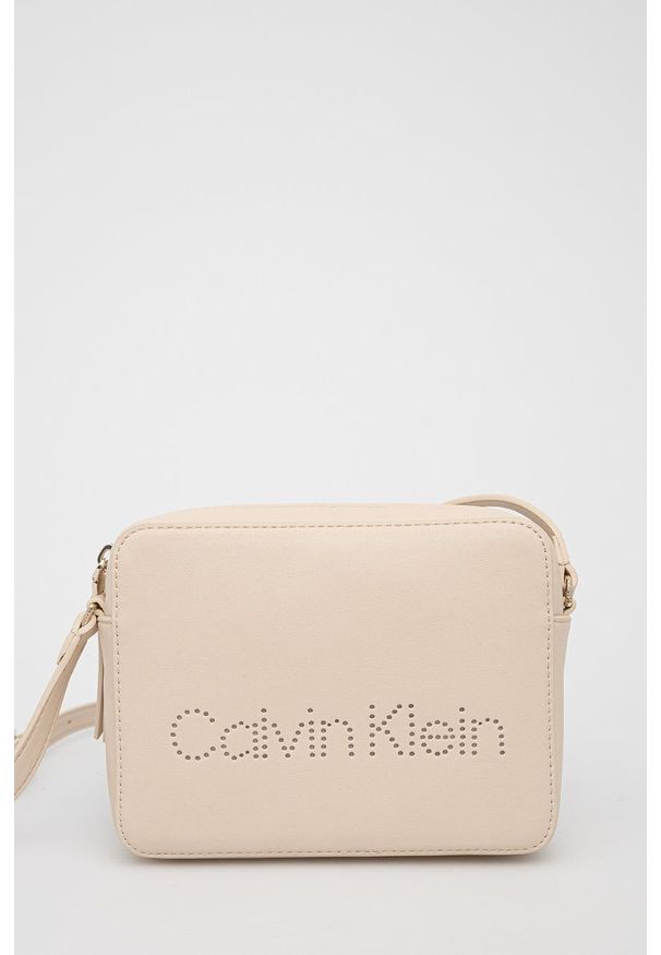Calvin Klein torebka kolor beżowy. Kolor: beżowy. Rodzaj torebki: na ramię