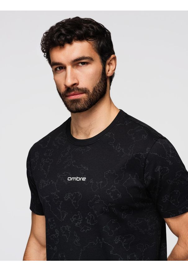 Ombre Clothing - Koszulka męska bawełniana z nadrukiem na całej powierzchni i "ombre" na klatce piersiowej - czarna V1 - Rozmiar: M. Okazja: na co dzień. Kolor: czarny. Materiał: bawełna. Długość rękawa: krótki rękaw. Długość: krótkie. Wzór: nadruk. Styl: casual