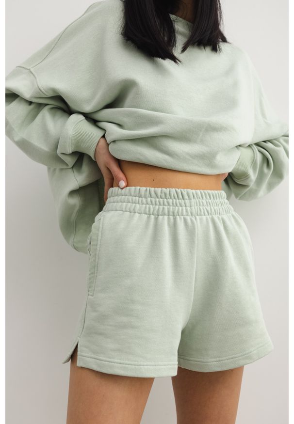 Marsala - Szorty z dzianiny dresowej w kolorze MILKY GREEN - LE PETIT-XL. Okazja: na co dzień. Stan: podwyższony. Kolor: zielony. Materiał: dresówka, dzianina. Styl: sportowy, casual