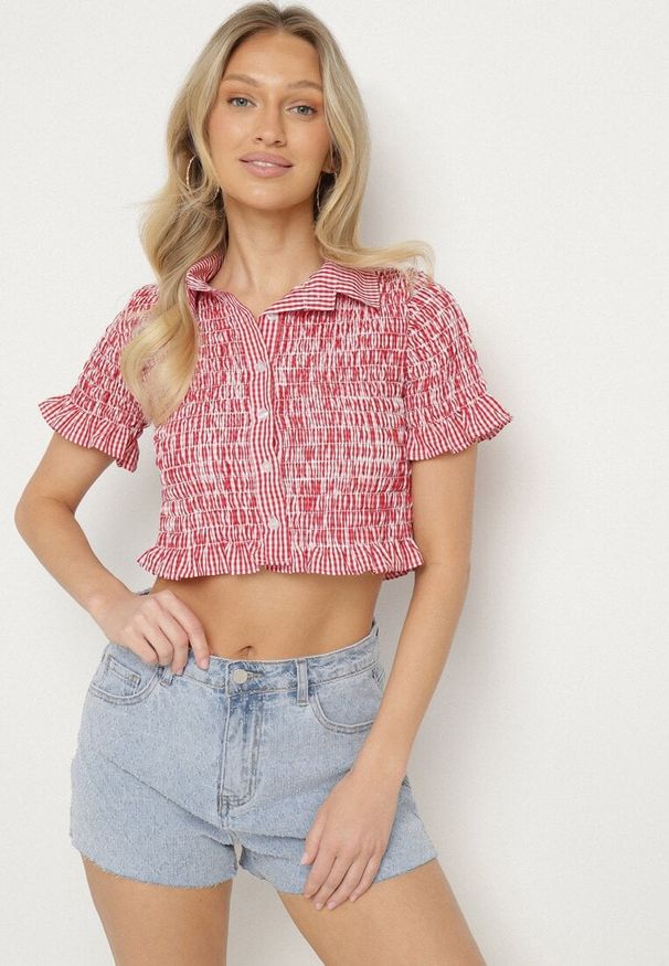 Born2be - Czerwona Elastyczna Koszula w Kratkę Vichy o Krótkim Kroju Sovzeri. Okazja: na co dzień. Kolor: czerwony. Materiał: jeans, materiał. Długość: krótkie. Wzór: kratka. Styl: klasyczny, casual