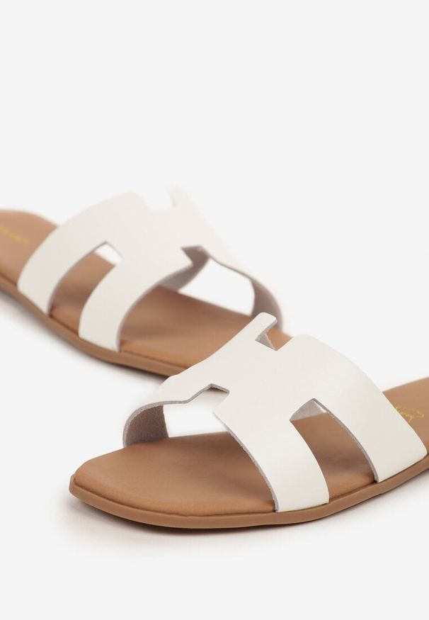 Renee - Białe Klapki Vices ze Skóry Naturalnej Ozdobione Wycięciami Arqelia. Okazja: na co dzień. Kolor: biały. Materiał: skóra. Wzór: aplikacja. Styl: casual, elegancki