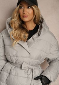 Renee - Szara Kurtka z Pikowanym Przeszyciem i Kapturem Zapinana na Napy i Wiązana w Talii Tiliola. Okazja: na co dzień, na spacer. Kolor: szary. Materiał: jeans. Styl: wizytowy, klasyczny, elegancki, casual