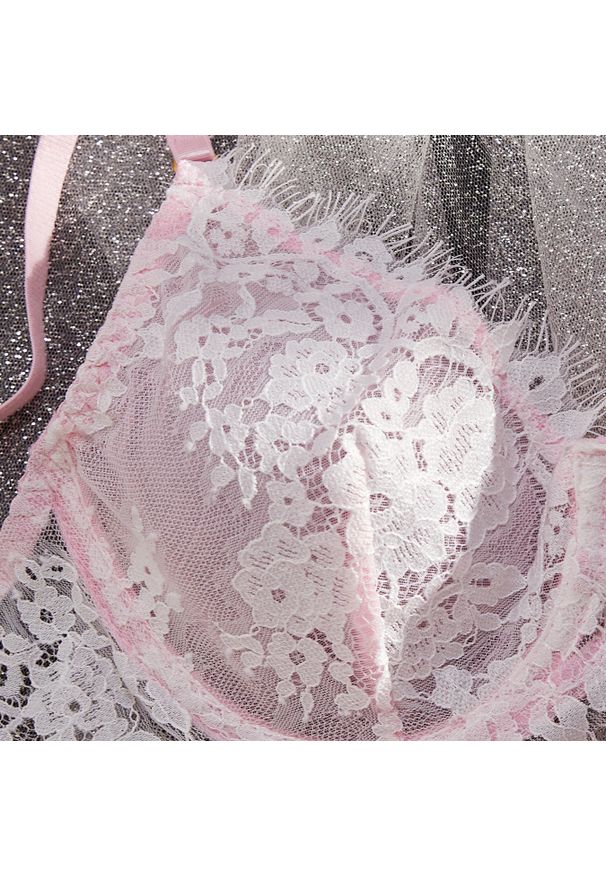 Intica - Koronkowy komplet z falbanką na romantyczne wieczory Trijnie. Kolor: wielokolorowy. Materiał: koronka. Wzór: koronka