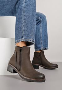 Born2be - Brązowe Botki do Kostki Zdobione Suwakiem przy Cholewce Ilosela. Okazja: na co dzień. Zapięcie: zamek. Kolor: brązowy. Materiał: jeans. Szerokość cholewki: normalna. Wzór: aplikacja. Obcas: na płaskiej podeszwie. Styl: casual, elegancki