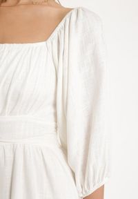 Born2be - Biała Rozkloszowana Sukienka z Wiskozą i Lnem z Gumką w Talii Falbanką i Podszewką Vilemia. Okazja: na co dzień. Kolor: biały. Materiał: len, wiskoza. Typ sukienki: rozkloszowane, proste. Styl: casual #2
