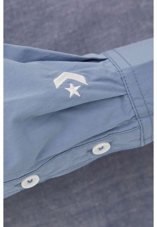 Converse koszula bawełniana damska relaxed z kołnierzykiem klasycznym. Typ kołnierza: kołnierzyk klasyczny. Kolor: niebieski. Materiał: bawełna. Wzór: aplikacja. Styl: klasyczny