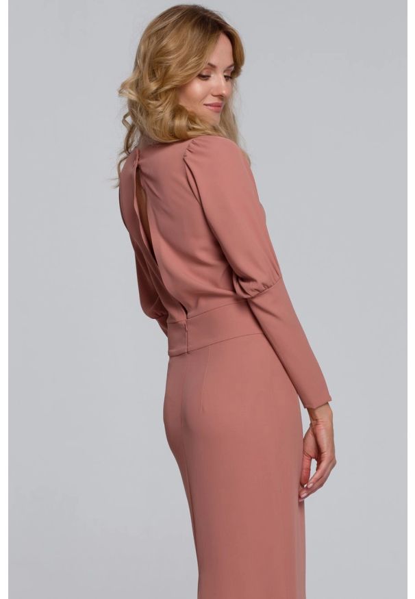 Sukienki.shop - Elegancka sukienka z odkrytymi plecami i rozcięciem pudrowa. Okazja: na imprezę. Typ sukienki: ołówkowe. Styl: elegancki